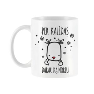 Baltas keraminis puodelis su užrašu „Per Kalėdas darau ką noriu“, elniuku ir snaigėmis