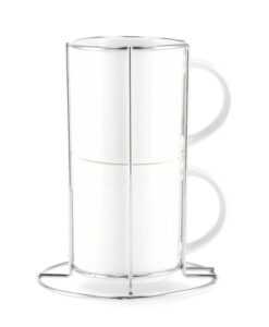 Du balti kavos puodeliai su metaliniu stoveliu