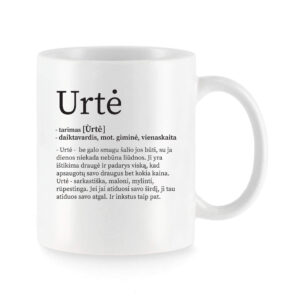 Baltas keraminis puodelis su vardu „Urtė“ ir žaismingu vardo apibūdinimu