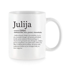 Baltas keraminis puodelis su vardu „Julija“ ir humoristiniu vardo apibūdinimu