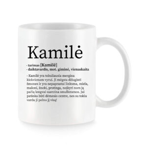Baltas keraminis puodelis su vardu „Kamilė“ ir žaismingu vardo apibūdinimu