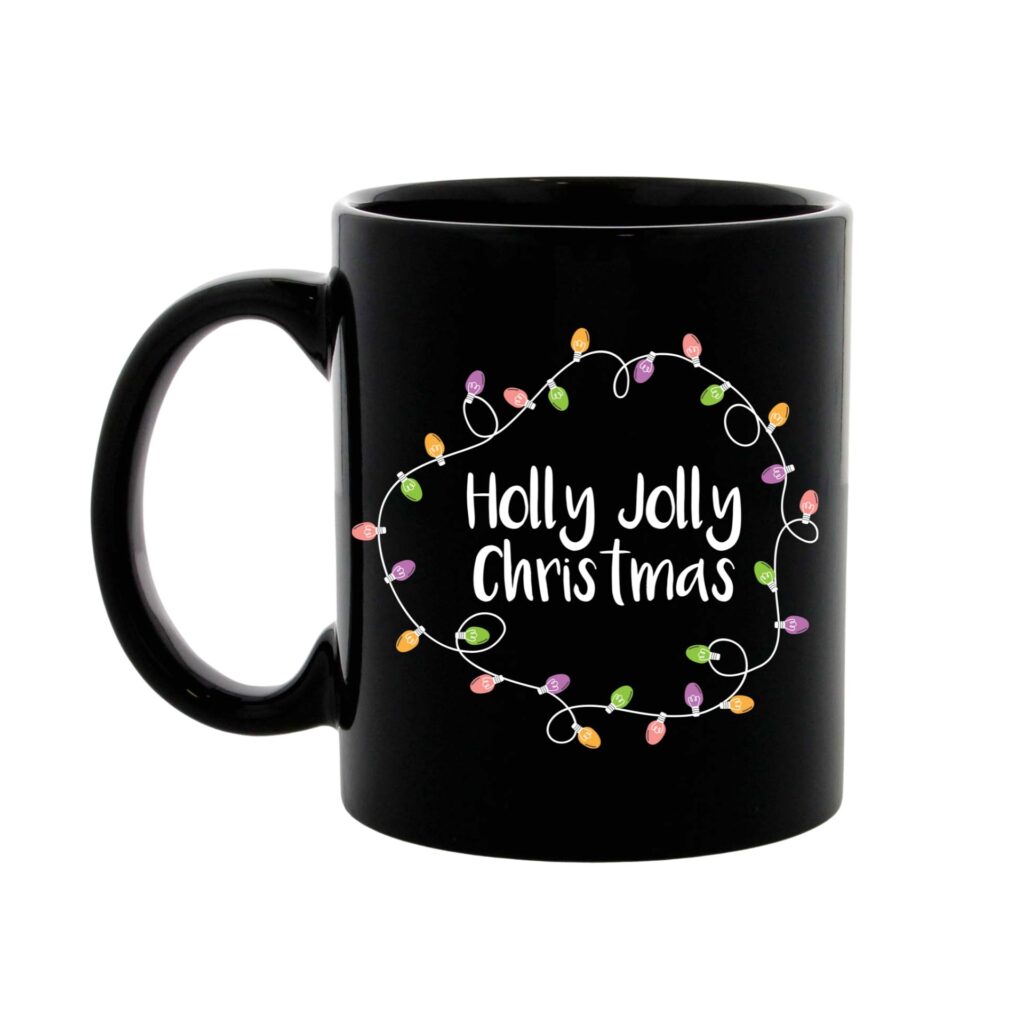 Juodas puodelis Holly Jolly su kalėdine spauda ir galimybe personalizuoti